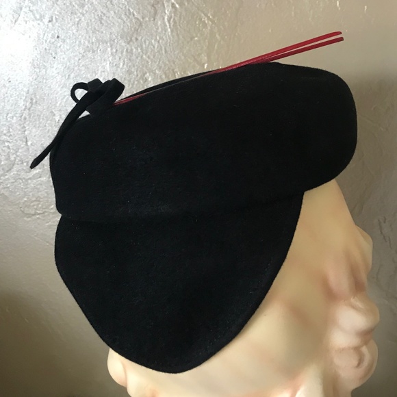 SWANKY 1940s' BLACK FELT TILT HAT WITH RED BAKELITE TRIM - Picture 5 of 12